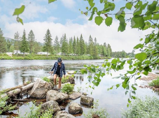 Bilden visar en person som är vid älven i Stöten.
