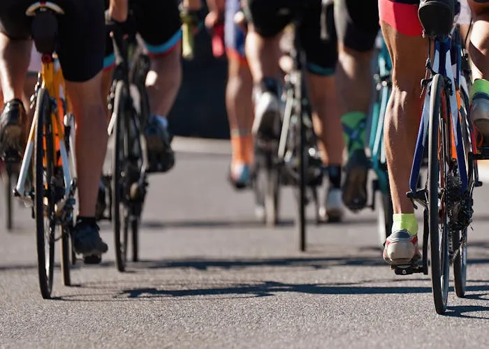 Bilden visar människor som cyklar cykelvasan