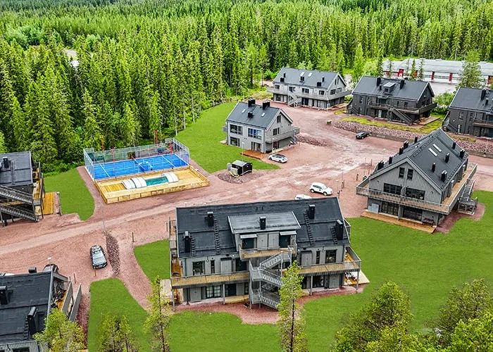 Bilden visar en överblicksvy över Fjällbäcken och ett poolområde