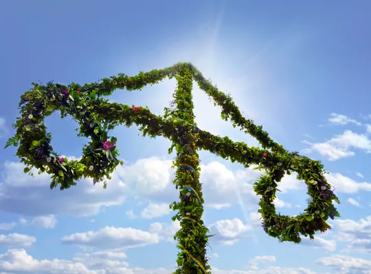 Bilden visar en midsommarstång