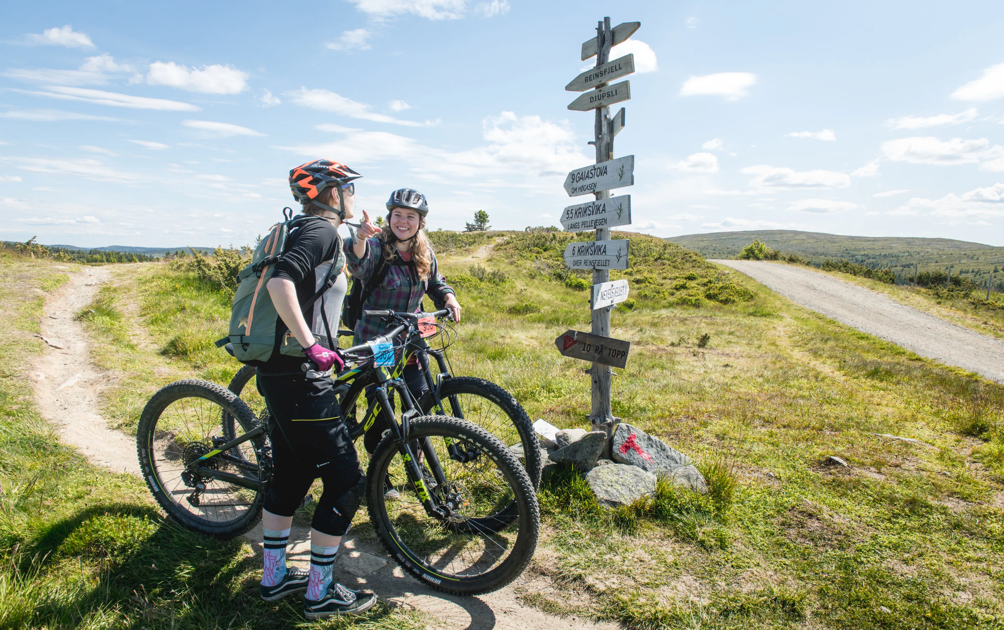 Bilden visar två kvinnor som provar stigcykling i Hafjell