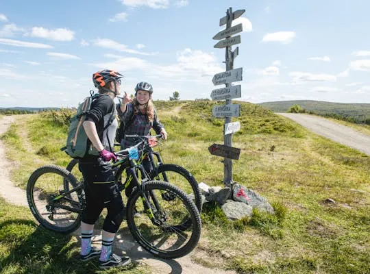 Bilden visar två kvinnor som provar stigcykling i Hafjell