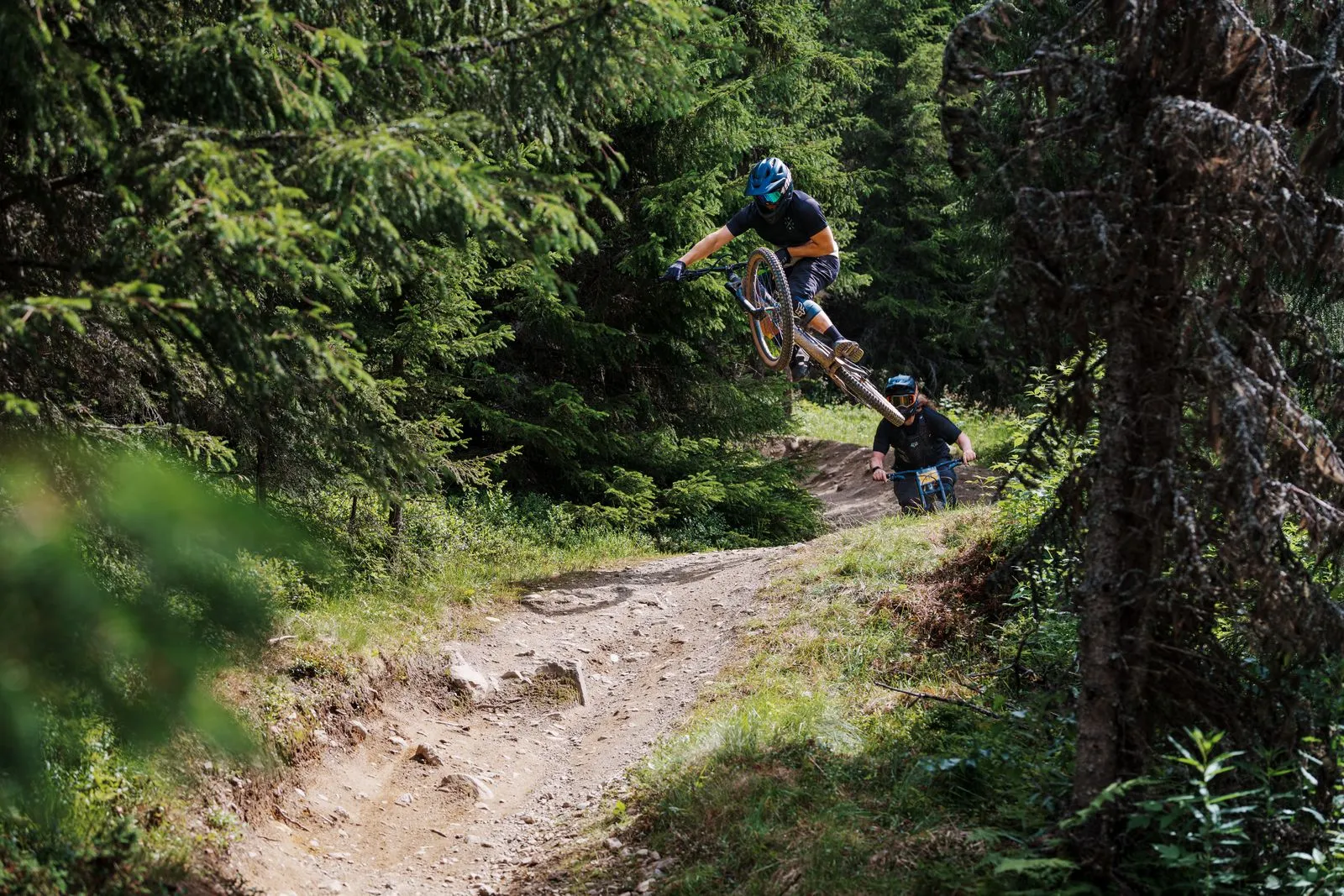 Bilden visar en person som gör ett hopp i Hafjell Bike park