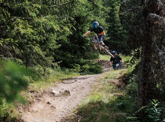 Bilden visar en person som gör ett hopp i Hafjell Bike park