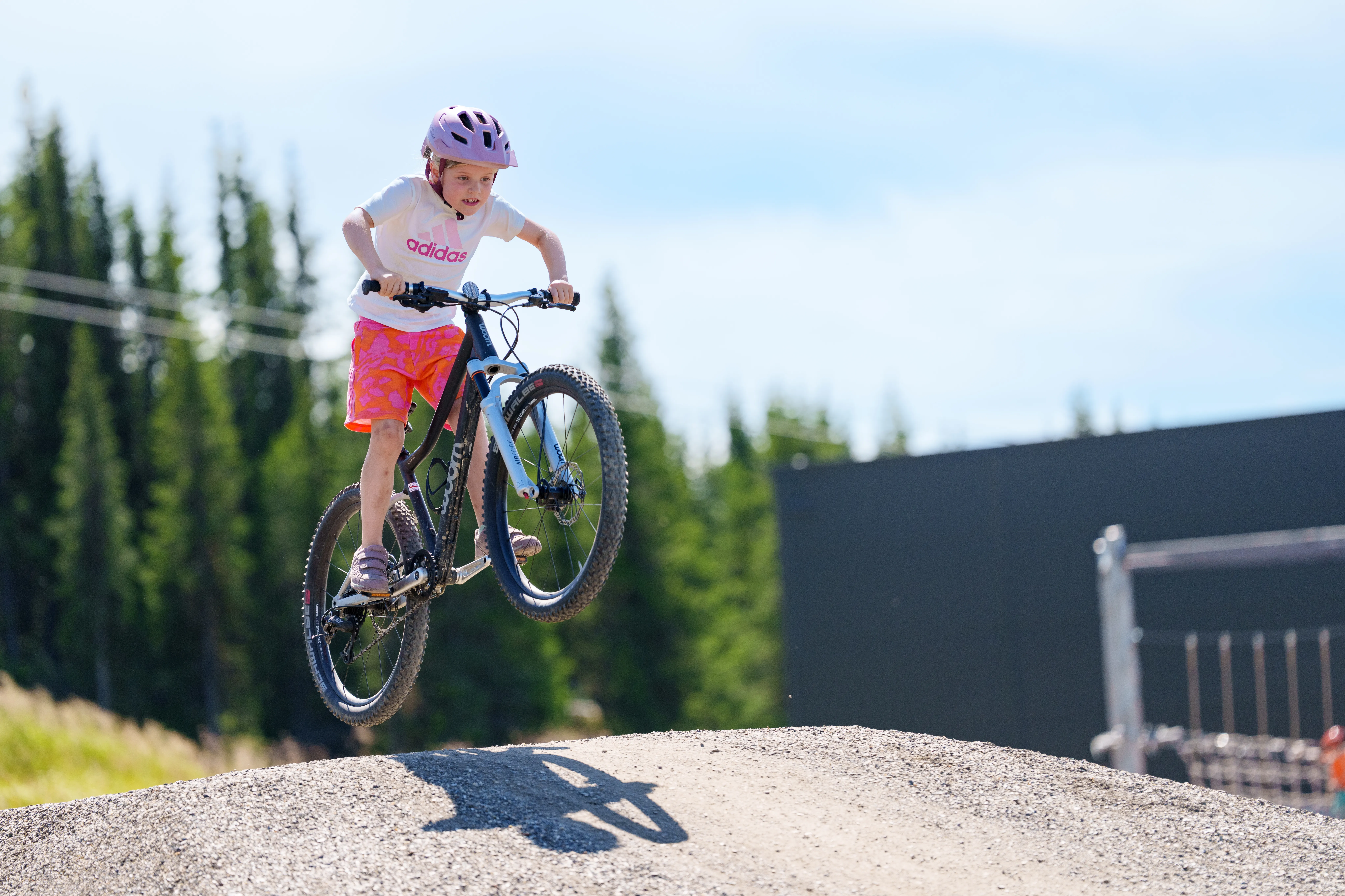 Bilden visar ett barn som cyklar på en pump track-bana i Hafjell