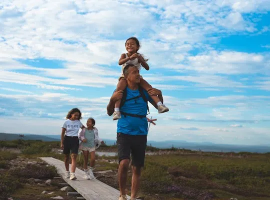 Bilden visar en familj som vandrar i Sälen
