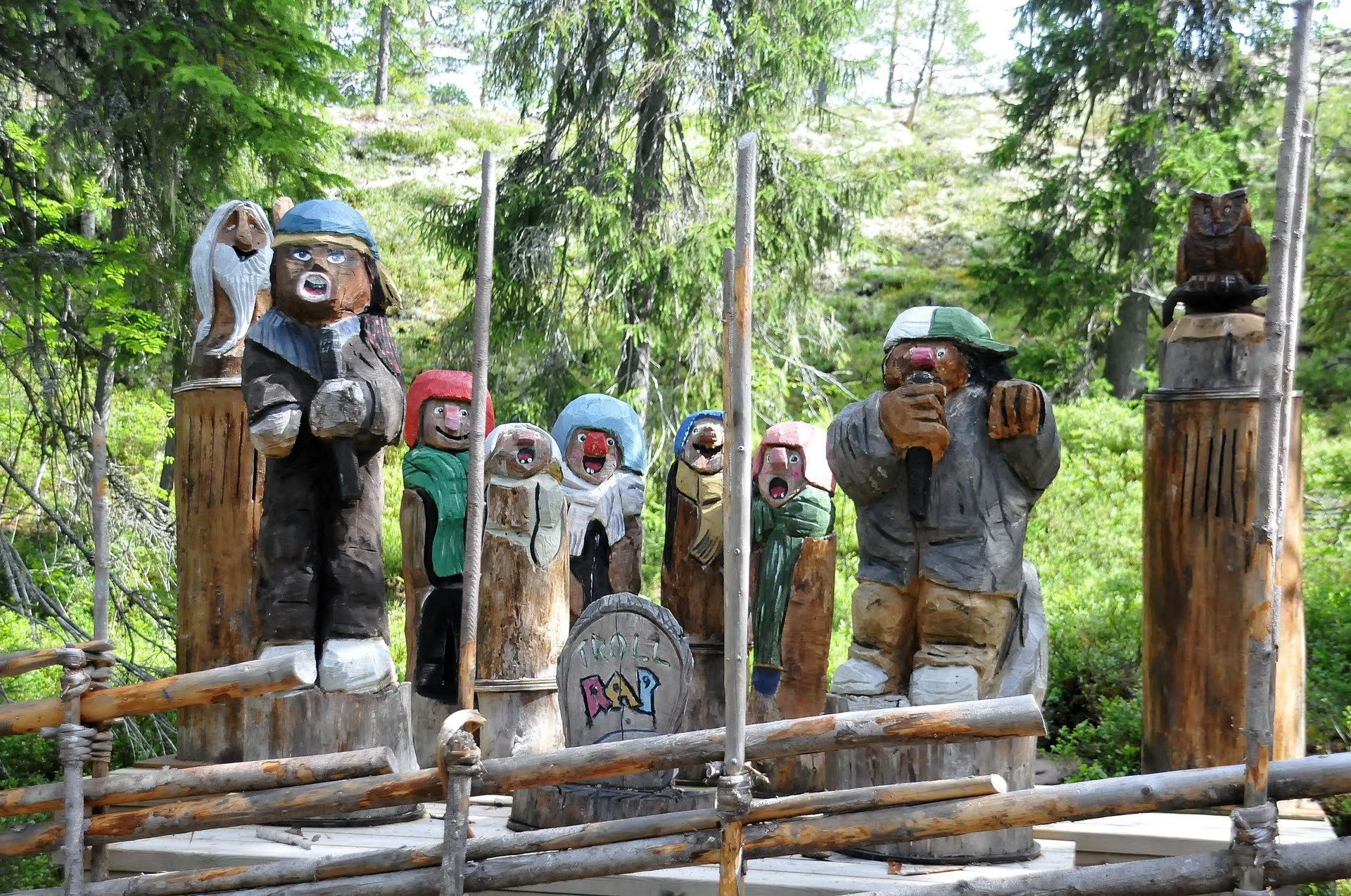 Bilden visar träskulpturer i Trollskogen