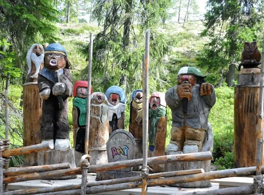 Bilden visar träskulpturer i Trollskogen