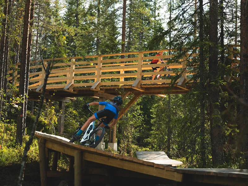 Bilden visar en cyklist i Sälen Bike Park