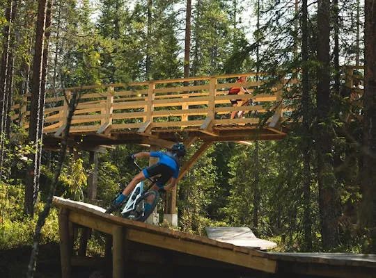 Bilden visar en cyklist i Sälen Bike Park