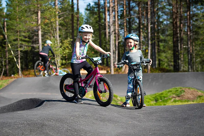 Bilden visar två barn som provar pumptrack-banan i Sälen