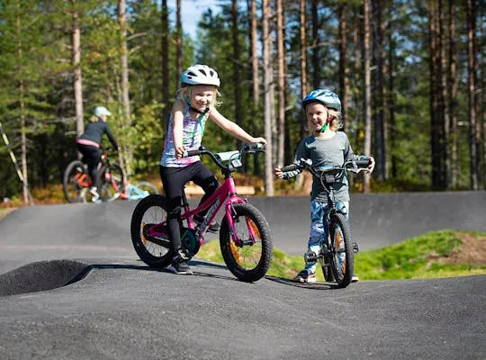 Bilden visar två barn som provar pumptrack-banan i Sälen